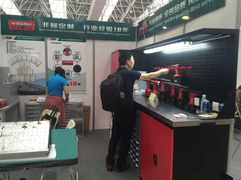 參展客戶展會現場考察中 參展客戶展會現場考察中