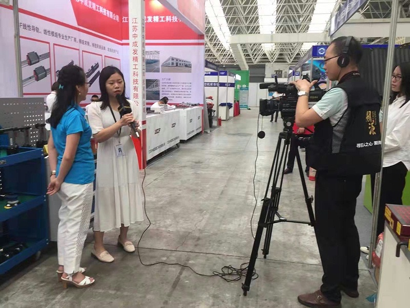 天金岡周艷玲女士采訪中 天金岡周艷玲女士采訪中