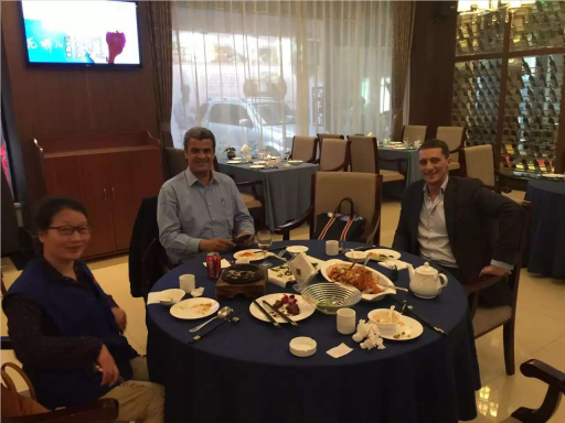 工具柜廠家天金岡技術總經理周艷玲女士與國外客戶合影 工具柜廠家天金岡技術總經理周艷玲女士與國外客戶合影