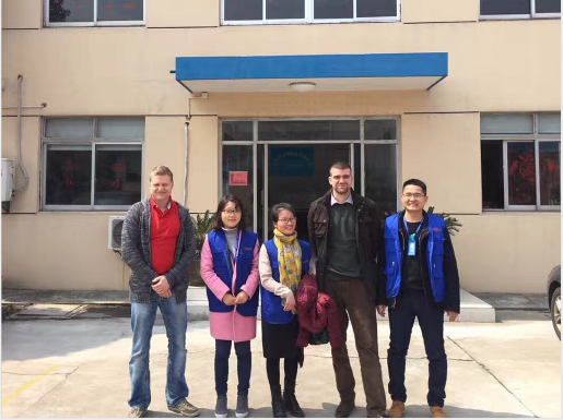 工具柜廠家天金岡技術總經理周艷玲女士與國外客戶合影 工具柜廠家天金岡技術總經理周艷玲女士與國外客戶合影